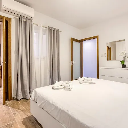 Lejlighed Bright & Spacious 3br With Balcony In By 360 Estates