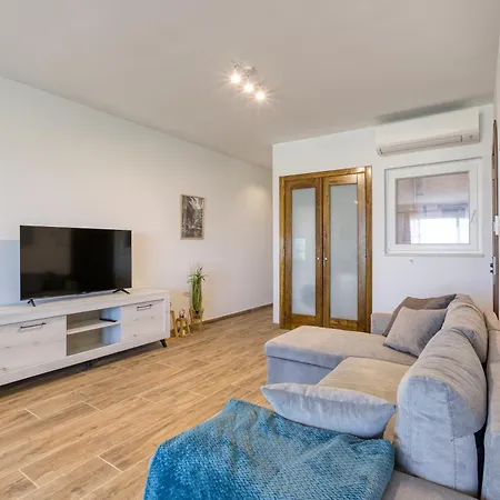 Bright & Spacious 3br With Balcony In By 360 Estates Lejlighed