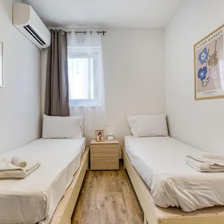 Lejlighed Bright & Spacious 3br With Balcony In By 360 Estates